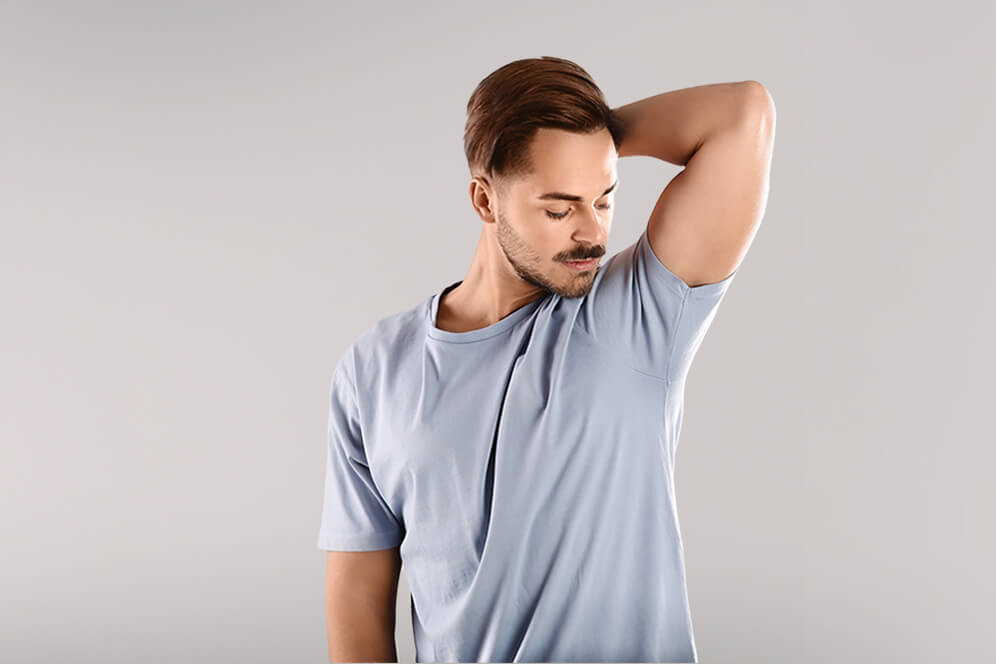 Mann ohne Schweißflecken auf dem T-shirt -  miraDry ® – Therapie gegen übermäßiges Schwitzen | MVZ Die HautTypen GmbH, Merzhausen
